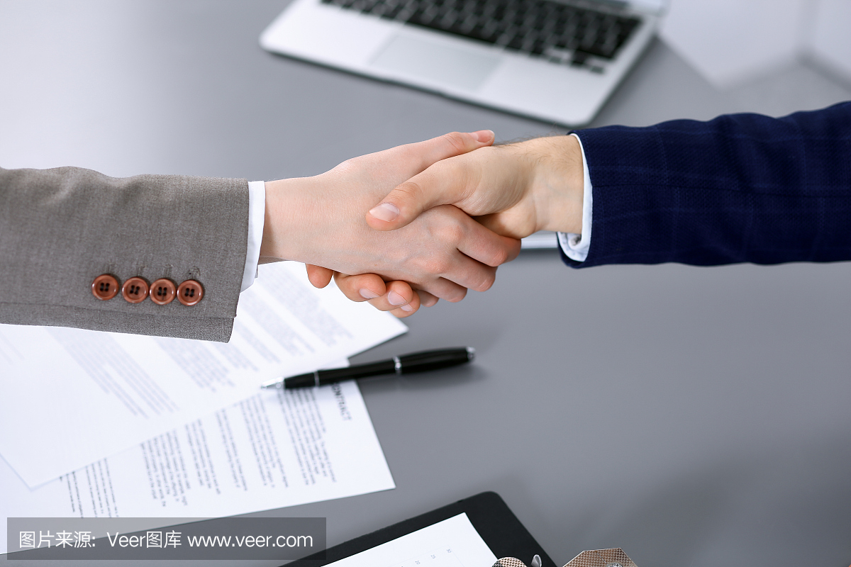 商務人士握手,結束會議。文件簽署,協議和律師咨詢概念
