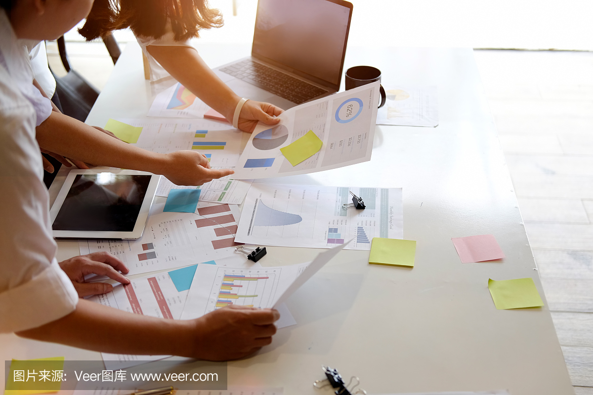 辦公室商務(wù)團(tuán)隊會議